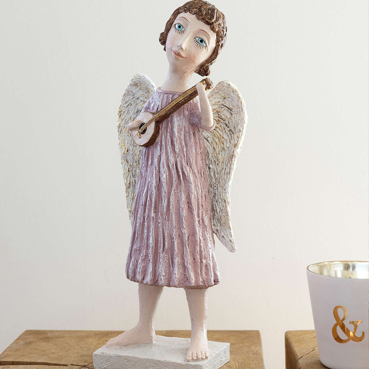 Lavinia engel  med lutt