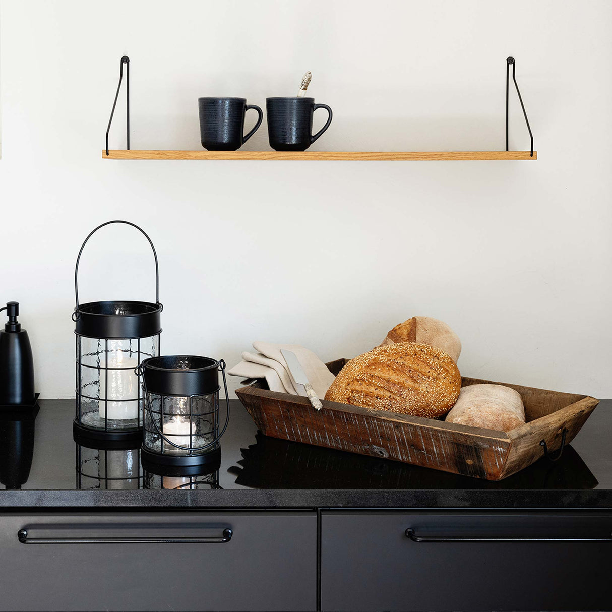 Madera brett med metallhåndtak